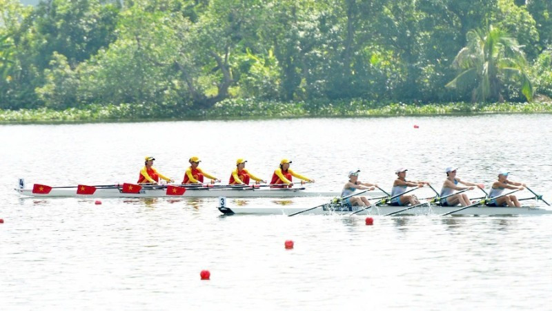 The women's four rowing team competes in the final event of the Asian Championships. (Photo: vhttdlhp.vn)
