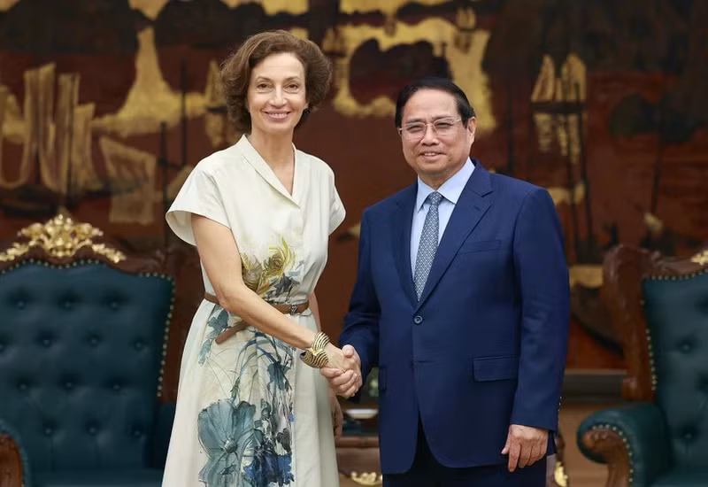 Prime Minister Pham Minh Chinh (R) receives Director-General of the United Nations Educational, Scientific and Cultural Organisation (UNESCO) Audrey Azoulay in Ha Noi on June 28 (Photo: VNA)