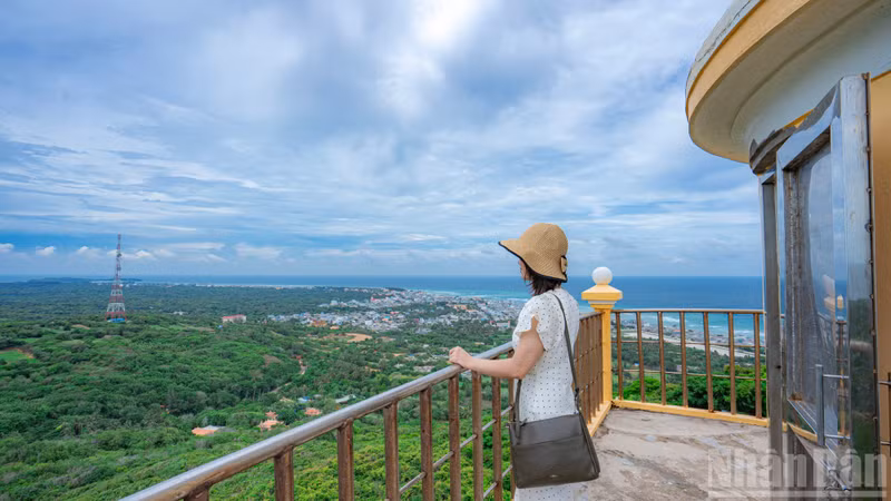 From the balcony at the top of the tower, visitors are rewarded with a spectacular 360-degree panorama. At the island’s highest point, they can enjoy refreshing sea breezes while taking in sweeping views of the vast ocean and appreciating the grandeur of nature.