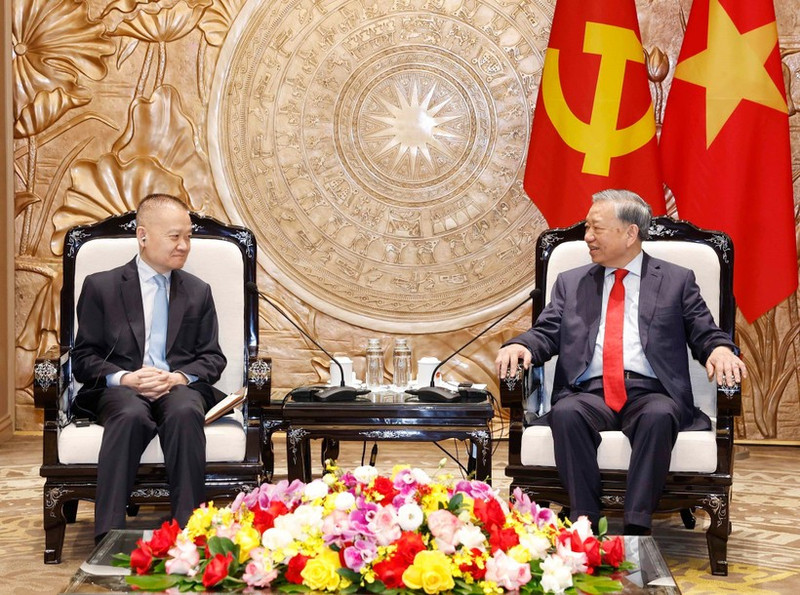 General Secretary of the Communist Party of Viet Nam Central Committee To Lam (R) receives Liu Haixing, Member of the Communist Party of China (CPC) Central Committee and head of its International Department, who is on a visit to Viet Nam as the special envoy of Party General Secretary and President of China Xi Jinping (Photo: VNA)