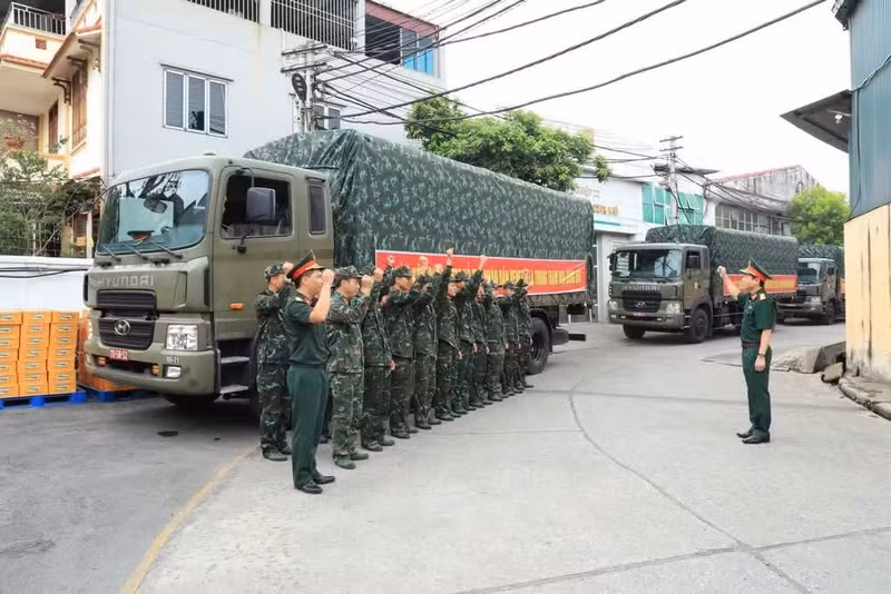 Logistics and technical personnel prepare relief supplies, food and other essential provisions for deployment to Venezuela. (Photo: VNA)