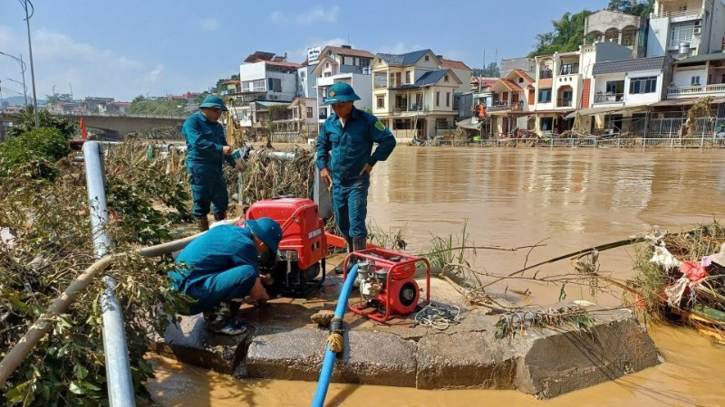 Militia forces operate water pumps to clean streets and schools in Thuc Phan Ward, Cao Bang Province. (Photo: Minh Tuan)