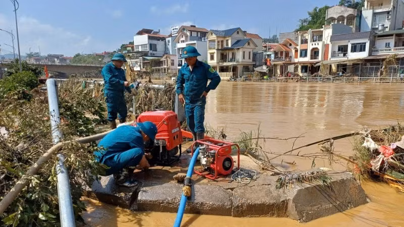 Militia forces operate water pumps to clean streets and schools in Thuc Phan Ward, Cao Bang Province. (Photo: Minh Tuan)