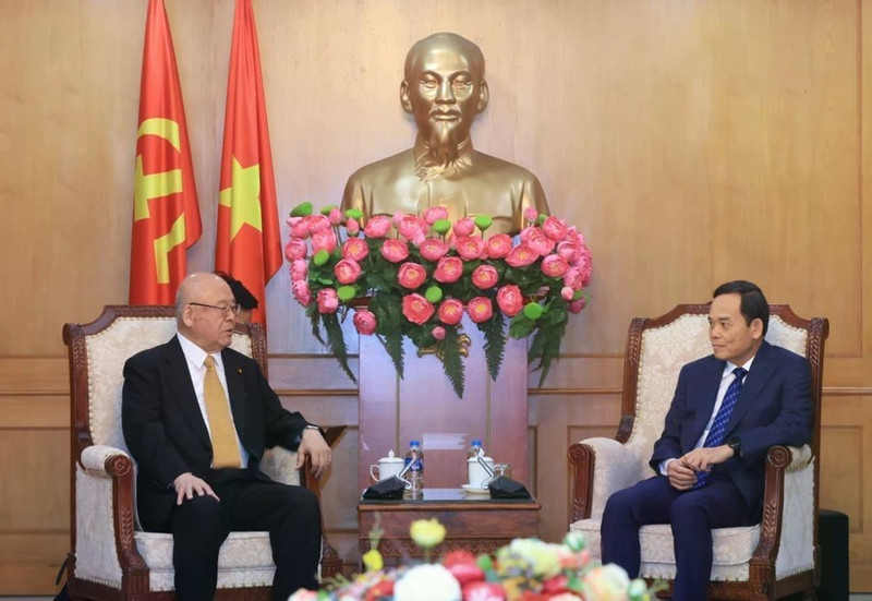 Tran Luu Quang, Secretary of the Communist Party of Viet Nam (CPV) Central Committee and head of its Commission for Policies and Strategies (right) and Takebe Tsutomu, Special Advisor to the Japan-Viet Nam Parliamentary Friendship Alliance (JVPFA). (Photo: VNA)
