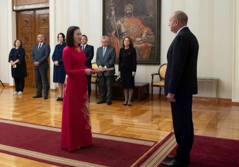 Vietnamese Ambassador to Bulgaria Nguyen Thi Minh Nguyet presents her credentials to Bulgarian President Rumen Radev. (Photo: VNA)