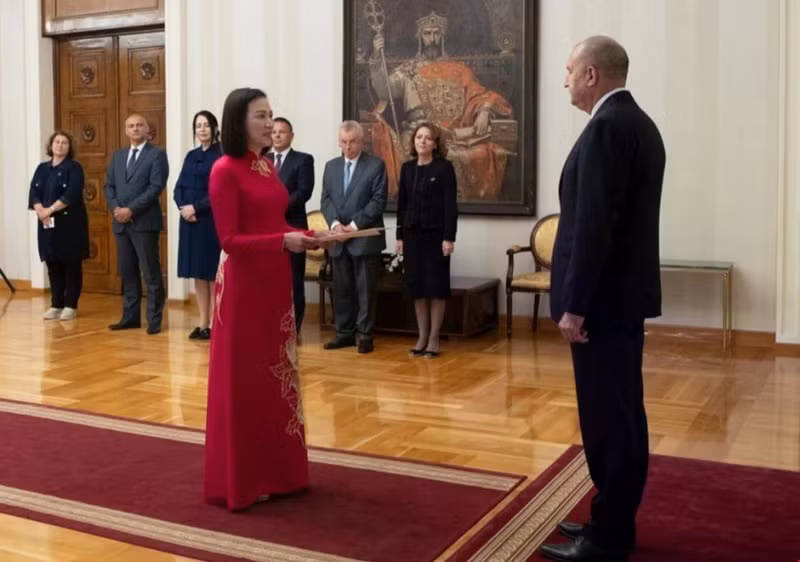 Vietnamese Ambassador to Bulgaria Nguyen Thi Minh Nguyet presents her credentials to Bulgarian President Rumen Radev. (Photo: VNA)