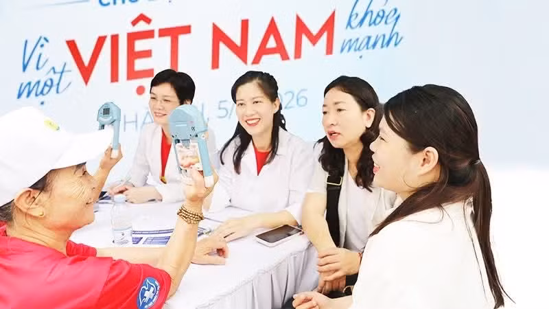 Free health check-ups for residents at National Health Day 2026. (Photo: Khieu Minh)