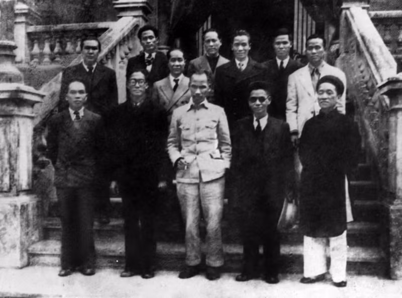 President Ho Chi Minh and members of the Provisional Government Council of the Democratic Republic of Viet Nam are introduced after the first meeting on the morning of September 3, 1945. (Photo: VNA)
