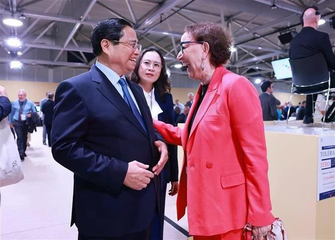 Vietnamese Prime Minister Pham Minh Chinh (L) meets with UNCTAD Secretary-General Rebeca Grynspan. (Photo: VNA)