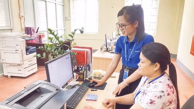 Officials at the Public Administrative Service Centre of Quang Uyen Commune, Cao Bang Province, perform their duties. (Photo: Thuy Anh)