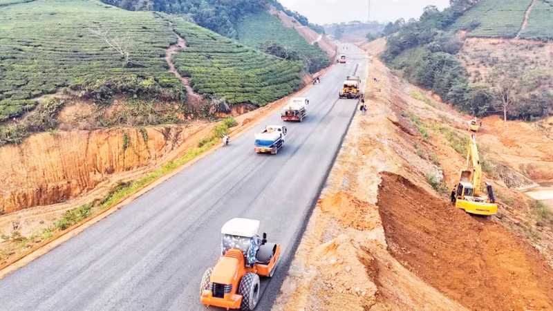 At the construction site of the Tuyen Quang–Ha Giang expressway. (Photo: Hai Dang)