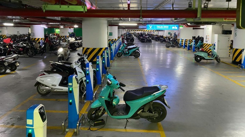 Dedicated electric motorcycle and car charging station at the Lieu Giai Tower apartment complex in Ha Noi. (Photo: THE BANG)