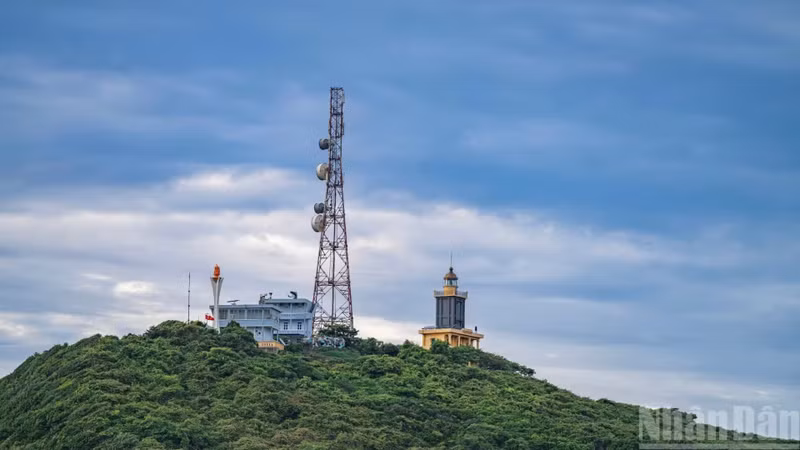 Viewed from above, the structure rises majestically amid the vast expanse of sea and sky. With a tower height of 18m and a total elevation of more than 126m above sea level, it is among the largest and highest-positioned lighthouses in Viet Nam.