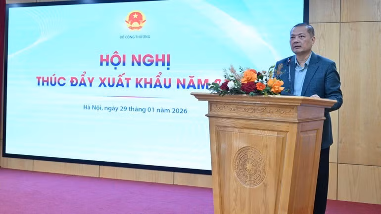 Director General of the Import–Export Department Nguyen Anh Son speaks at the event