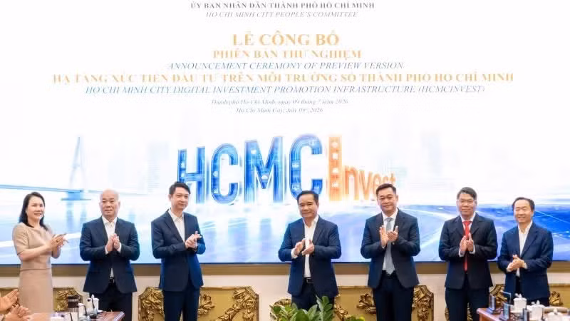 Ho Chi Minh City leaders, representatives of the Trade Promotion Agency and other delegates officiate the launch of the pilot version of the city's digital investment promotion infrastructure (HCMCInvest).