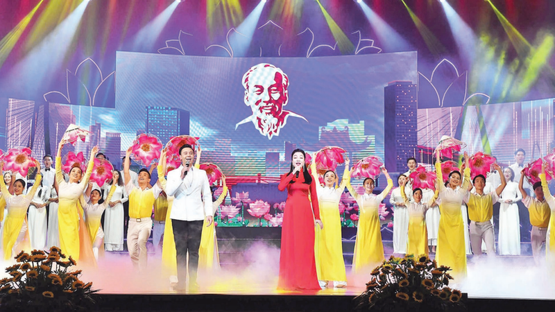 A cultural performance paying tribute to President Ho Chi Minh. (Photo: Nguyen Dang)