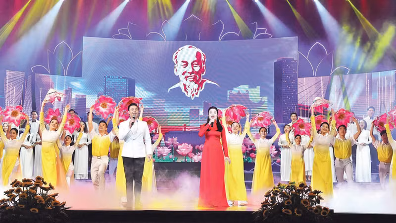 A cultural performance paying tribute to President Ho Chi Minh. (Photo: Nguyen Dang)
