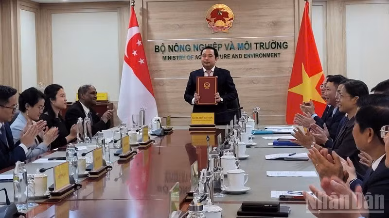 Acting Minister of Agriculture and Environment of Viet Nam Tran Duc Thang stresses that the agreement provides a bilateral legal framework enabling Vietnamese organisations and businesses to register greenhouse gas emission reduction projects.