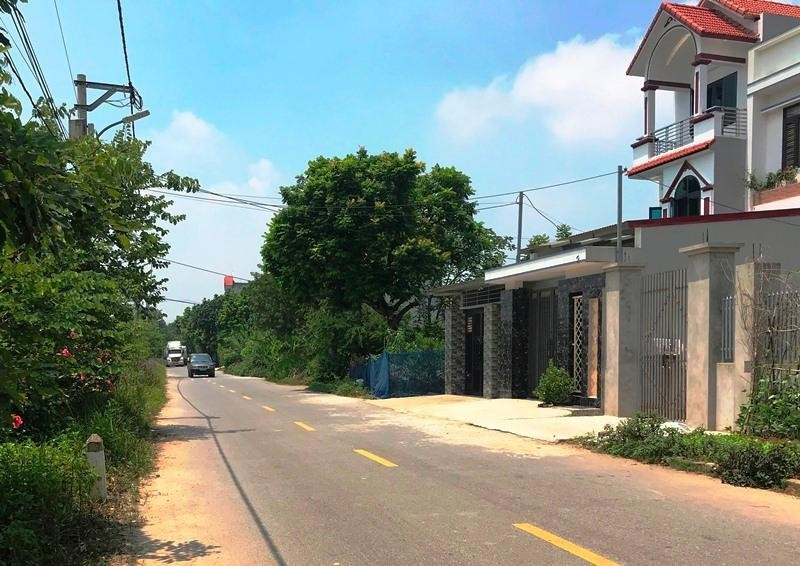 Inter-commune road passing through Dong Phu Commune (Chuong My District, Ha Noi) — a commune recently recognised as meeting the advanced new-style rural standards. (Photo: MINH VAN)
