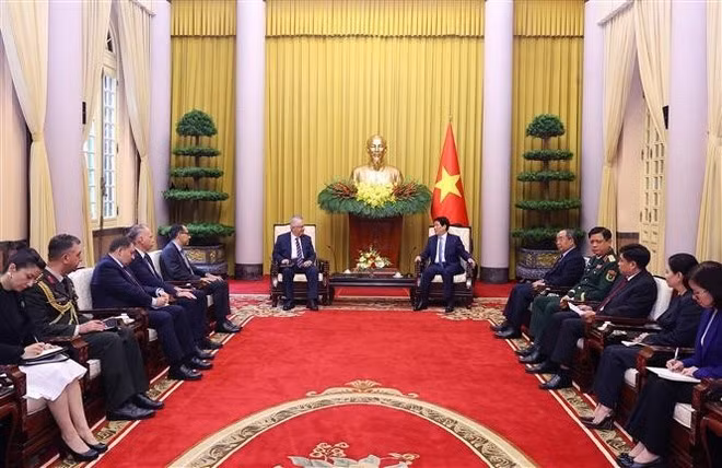 State President Luong Cuong (R) hosts a reception on September 11 for Turkish Defence Minister Yasar Guler, who is on a working visit to Viet Nam. (Photo: VNA)