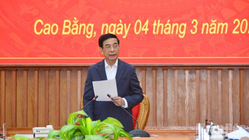 General Phan Van Giang, Minister of National Defence, delivers remarks at a working session with the leadership of Cao Bang Province.