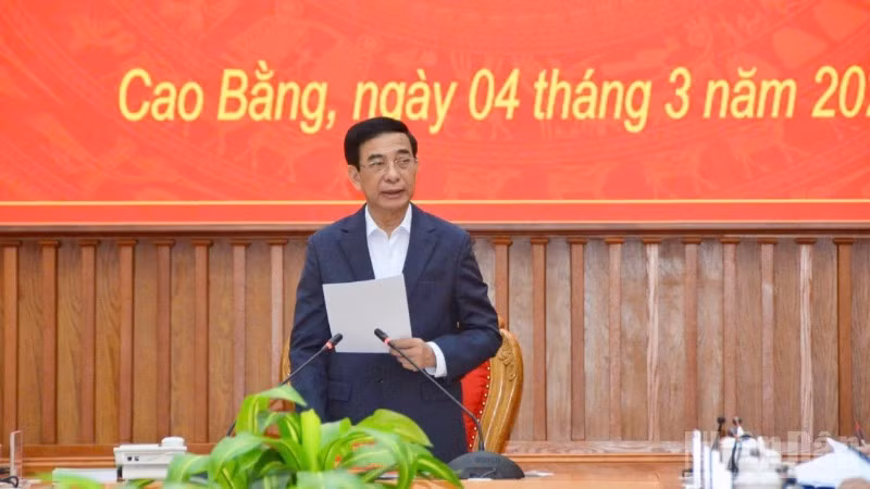 General Phan Van Giang, Minister of National Defence, delivers remarks at a working session with the leadership of Cao Bang Province.