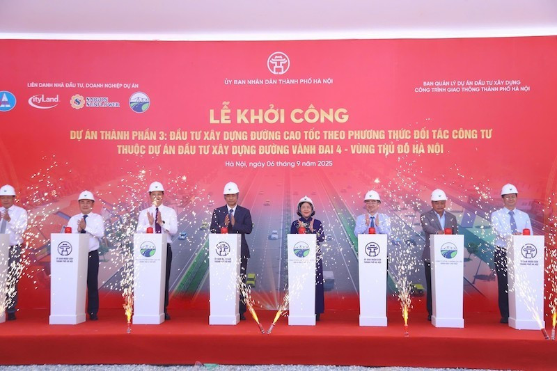 Delegates launch the project