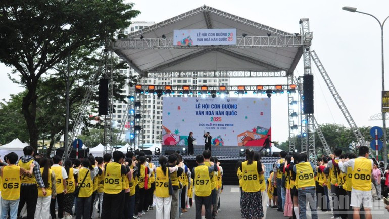 Young participants enjoy traditional Korean games in front of the main stage.