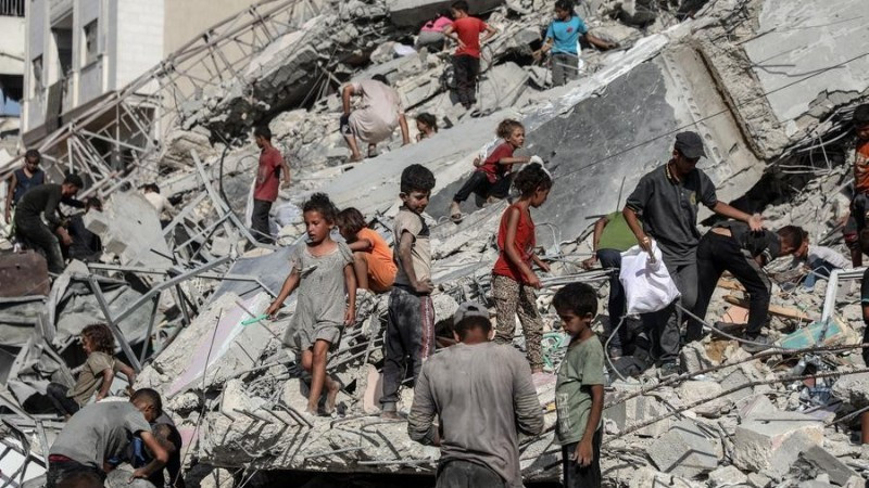 Palestinians at the site of a destroyed tower after an Israeli airstrike in Gaza City on September 6, 2025. (Photo: XINHUA).