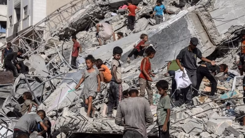 Palestinians at the site of a destroyed tower after an Israeli airstrike in Gaza City on September 6, 2025. (Photo: XINHUA).