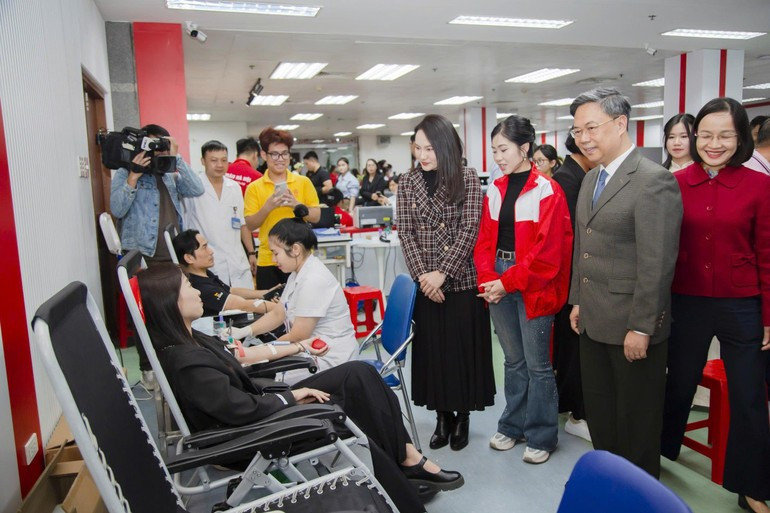 Representatives of the organising board encourage and express their gratitude to blood donors.
