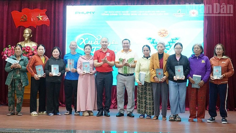 A total of 300 Tet gift packages presented to local residents in Da Nang.