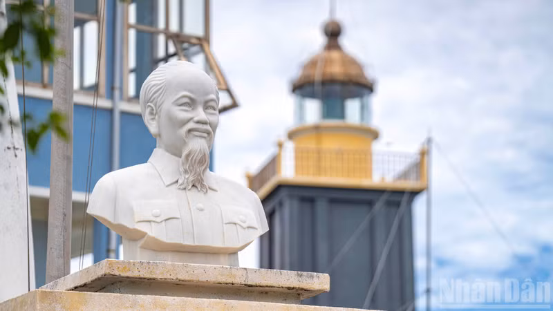 Adjacent to the lighthouse on the summit of Cam Mountain stands the sacred “Uncle Ho’s Torch” monument. The site is distinguished by a bust of President Ho Chi Minh carved from a single block of white stone. It serves as a source of spiritual strength for local military personnel and residents, inspiring them to honour their roots, remain steadfast at sea and contribute to safeguarding the nation’s maritime frontier.