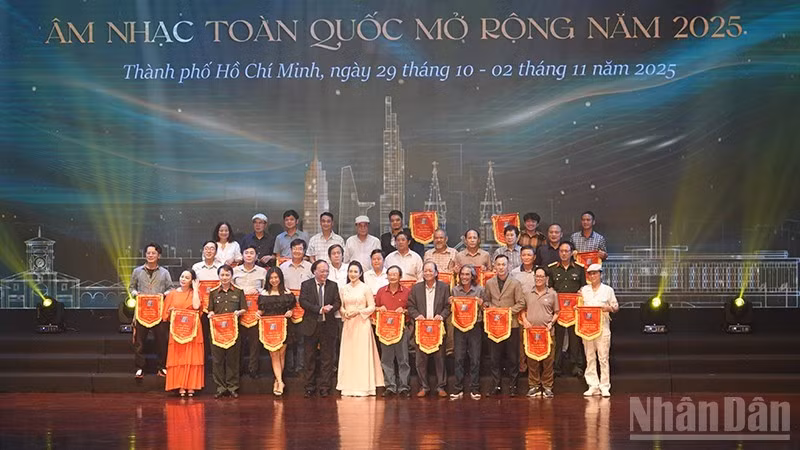 Commemorative flags presented to participating units at the festival. (Photo: Linh Bao)
