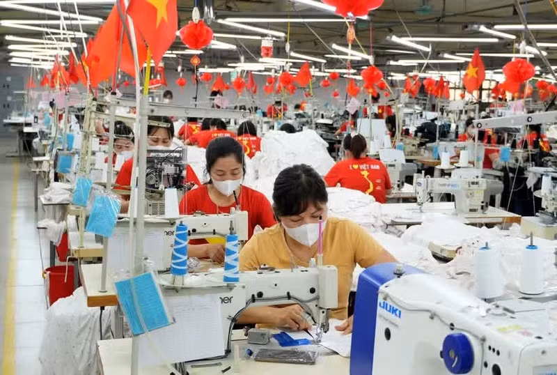 At an apparel factory in Bac Ninh province (Photo: VNA)