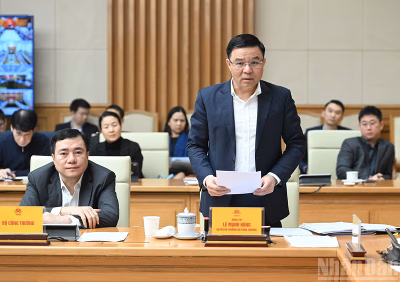 Acting Minister of Industry and Trade Le Manh Hung speaks at the conference.