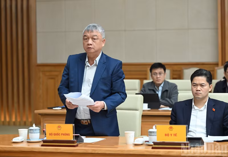 TLieutenant General Nguyen Quang Ngoc, Deputy Minister of National Defence, speaks at the conference.