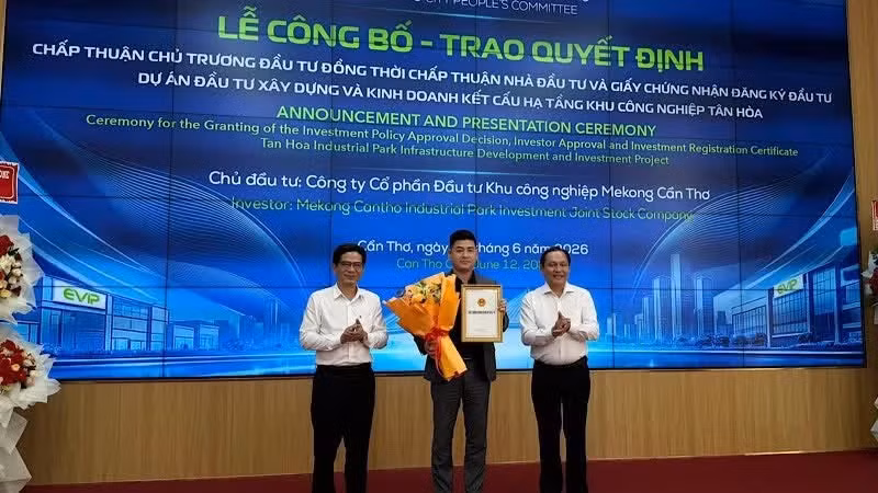 Can Tho authorities present investment approval decisions for industrial park projects to investors.