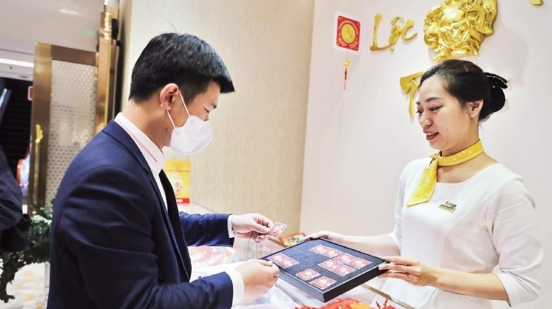 People conduct transactions at a gold shop in Ha Noi. (Photo: THE DAI)