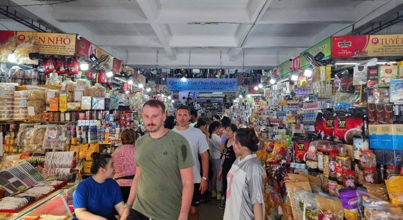 Business activities at Han Market, Da Nang City. (Photo: ANH DAO)