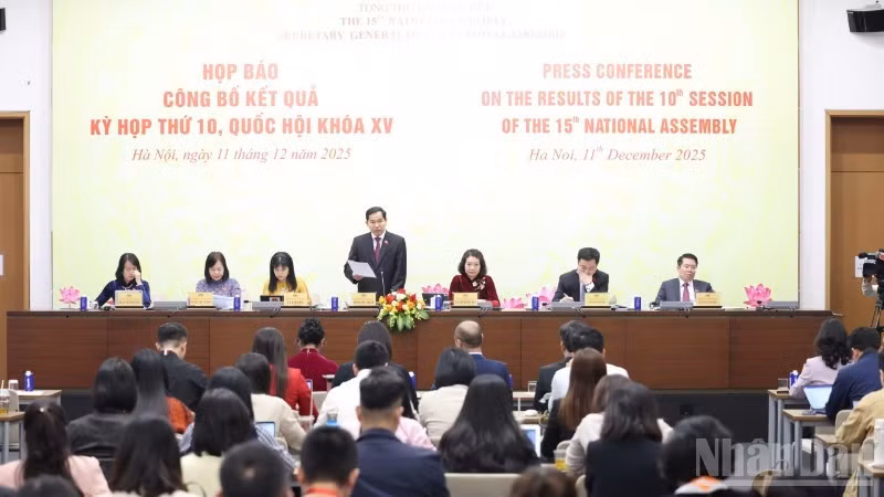 General Secretary and Chairman of the NA Office Le Quang Minh chairs the press conference announcing the results of the NA's 10th session (Photo: NDO)