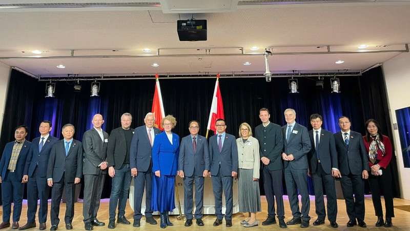 Delegates attend the forum.