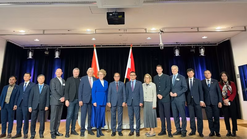 Delegates attend the forum.