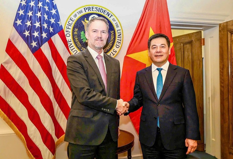 Vietnamese Minister of Industry and Trade Nguyen Hong Dien (right) shakes hands with US Trade Representative Jamieson Greer. (Photo: moit.gov.vn)
