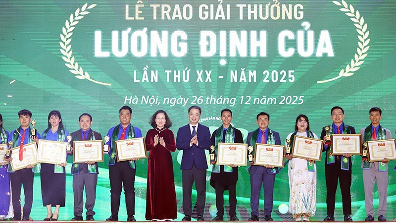 Representatives of the Ho Chi Minh Communist Youth Union Central Committee and relevant units present the Luong Dinh Cua Award 2025 to outstanding individuals.