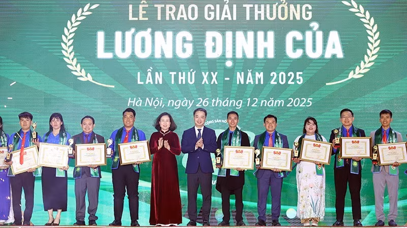 Representatives of the Ho Chi Minh Communist Youth Union Central Committee and relevant units present the Luong Dinh Cua Award 2025 to outstanding individuals.