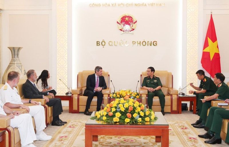 Vietnamese Minister of National Defence General Phan Van Giang and Italian Undersecretary of State for Defence Matteo Perego di Cremnago at their meeting in Ha Noi on July 2. (Photo: VNA)