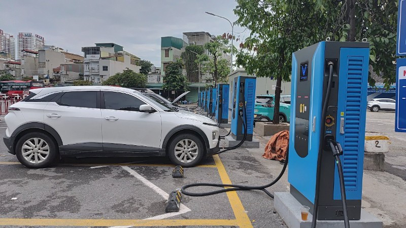 Ha Noi needs to urgently plan locations and build charging stations to meet residents’ demand. (Photo: Van Hoc)