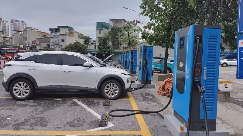Ha Noi needs to urgently plan locations and build charging stations to meet residents’ demand. (Photo: Van Hoc)