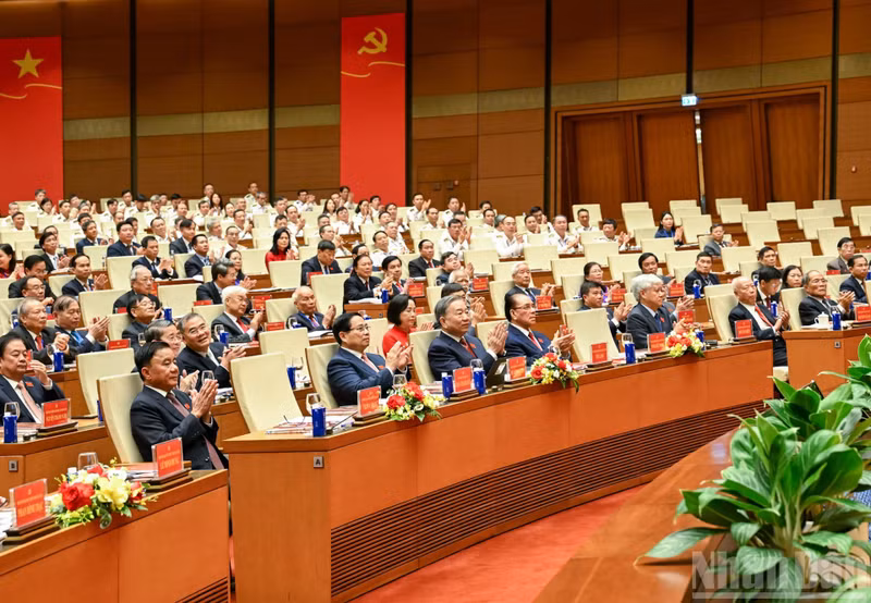 General Secretary To Lam, along with incumbent and former leaders of the Party and the State, attend the Congress.